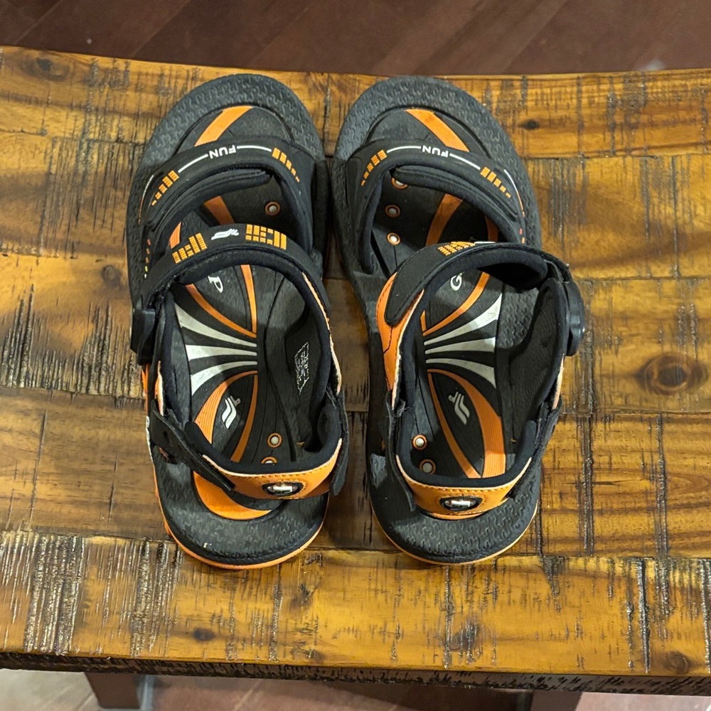 Gold Pigeon, orange and black outdoor sandal
Size 37, US 7